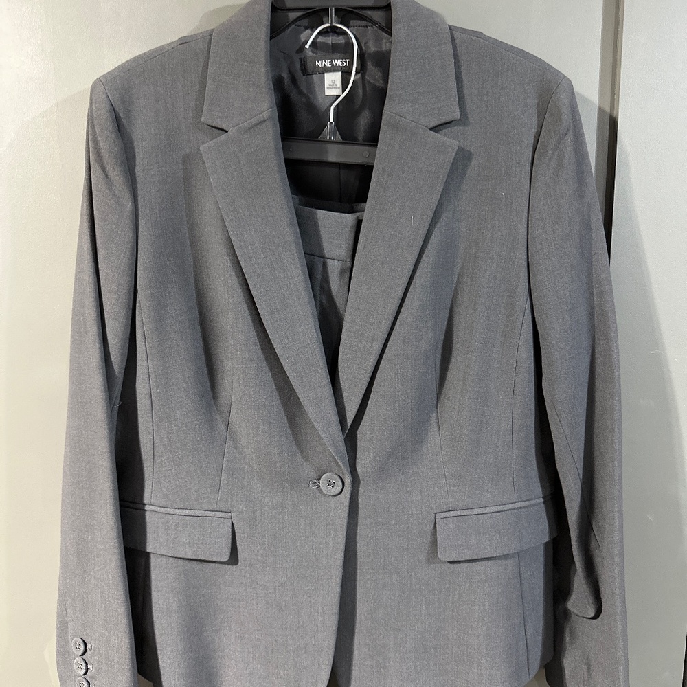Nine West Granite suit. Stretch